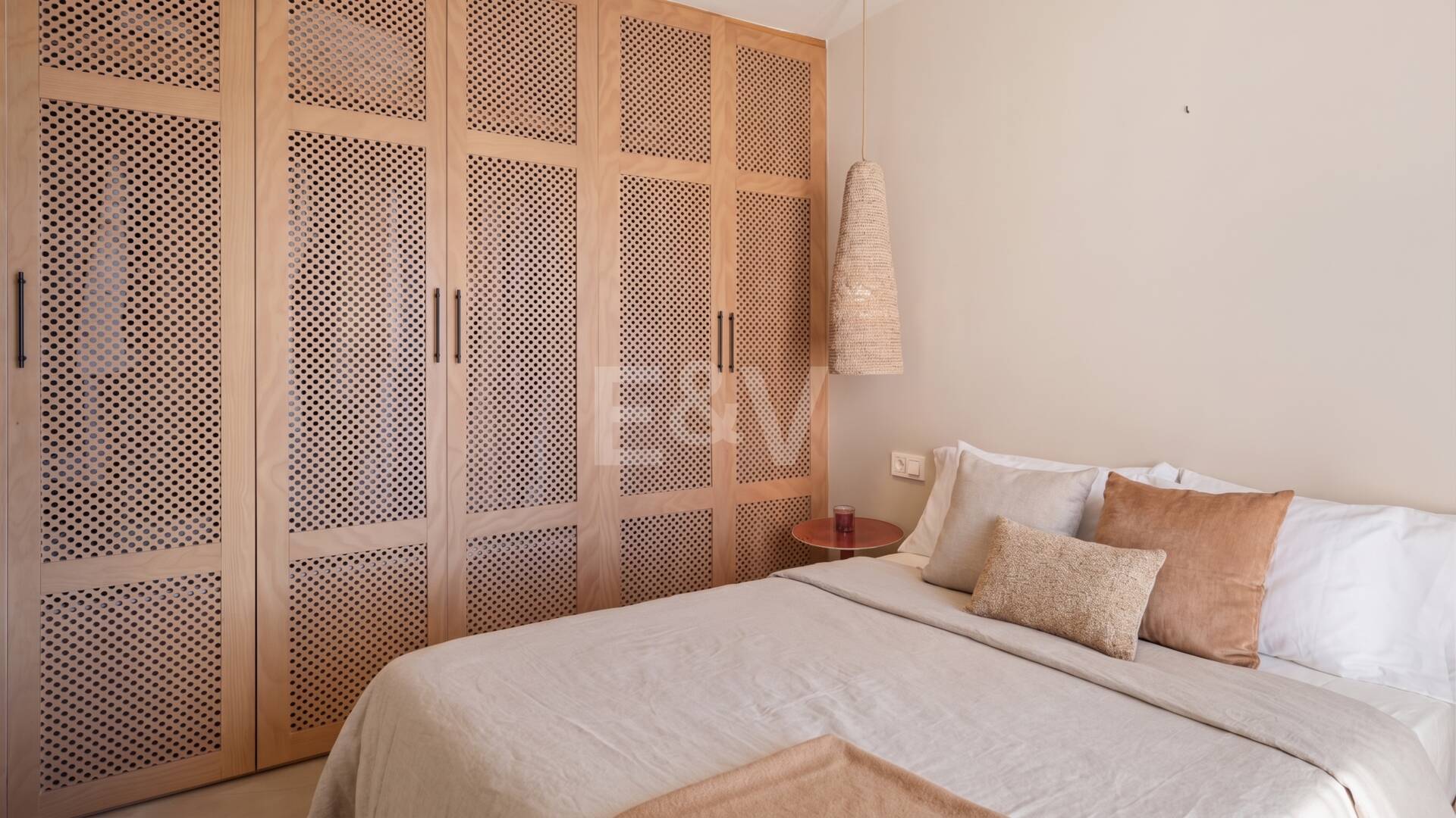 Preciosa villa de auténtico estilo ibicenco en Elviria, al este de Marbella