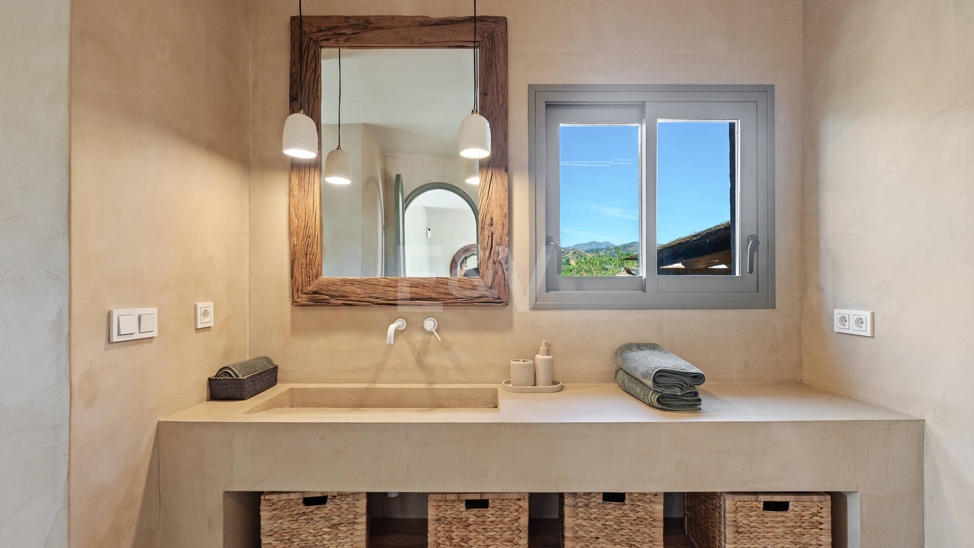 Preciosa villa de auténtico estilo ibicenco en Elviria, al este de Marbella
