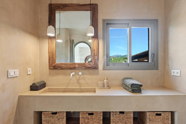Preciosa villa de auténtico estilo ibicenco en Elviria, al este de Marbella