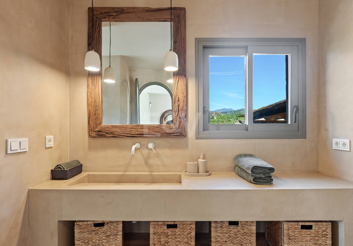 Preciosa villa de auténtico estilo ibicenco en Elviria, al este de Marbella
