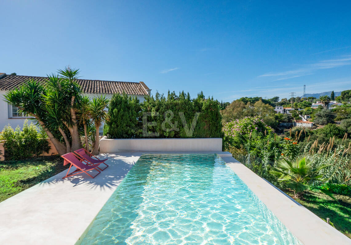 Preciosa villa de auténtico estilo ibicenco en Elviria, al este de Marbella