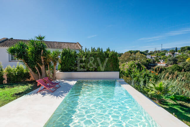 Preciosa villa de auténtico estilo ibicenco en Elviria, al este de Marbella