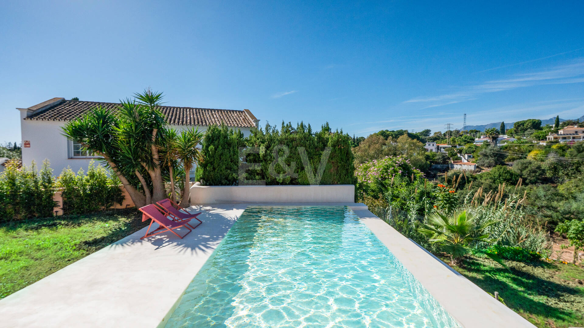 Preciosa villa de auténtico estilo ibicenco en Elviria, al este de Marbella
