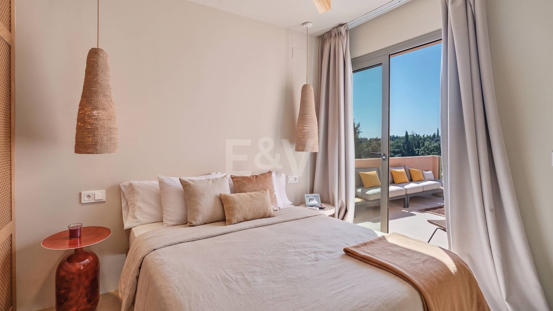 Preciosa villa de auténtico estilo ibicenco en Elviria, al este de Marbella