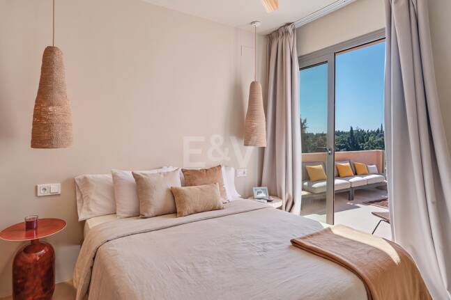 Preciosa villa de auténtico estilo ibicenco en Elviria, al este de Marbella