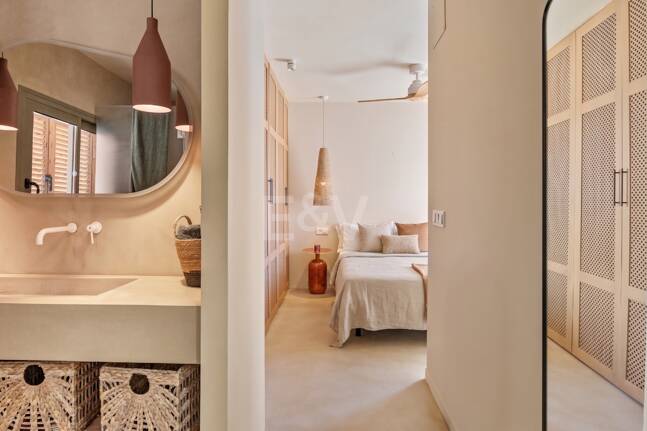 Preciosa villa de auténtico estilo ibicenco en Elviria, al este de Marbella