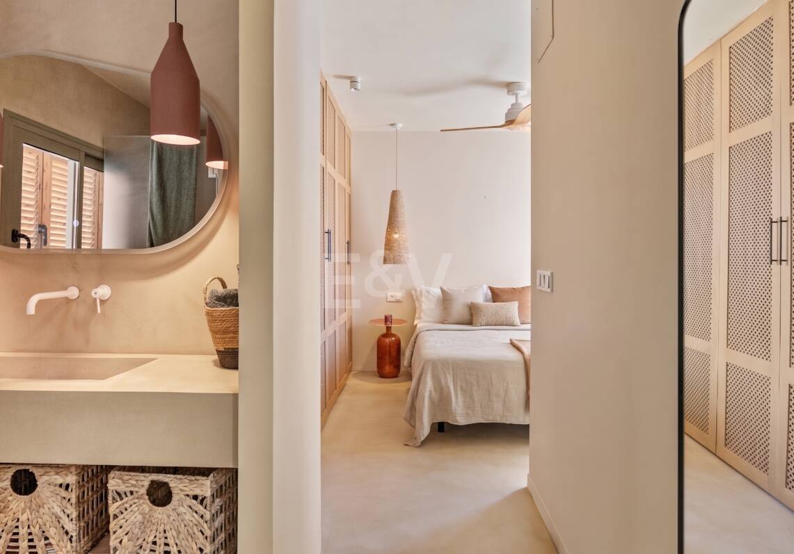 Preciosa villa de auténtico estilo ibicenco en Elviria, al este de Marbella