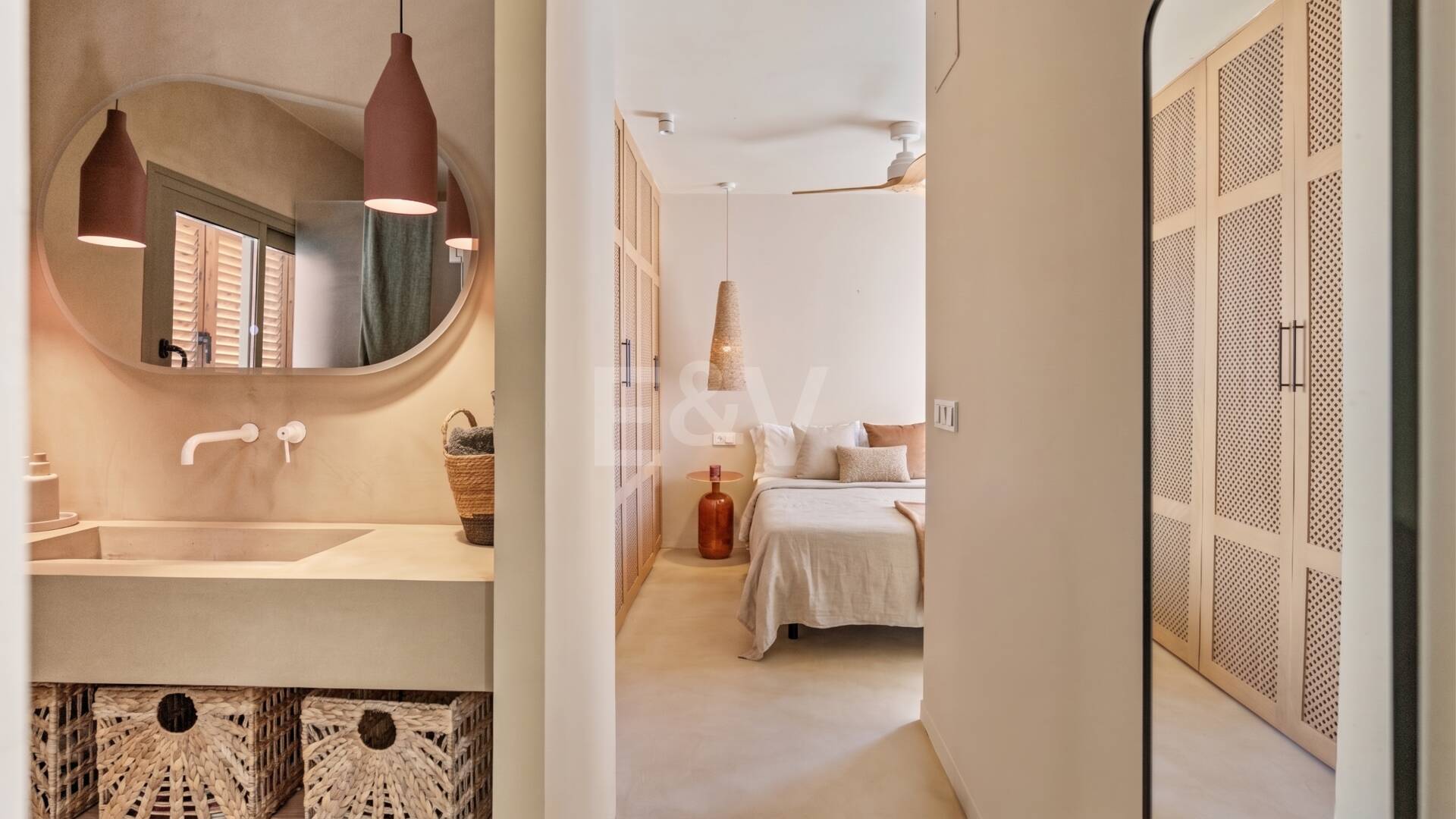 Preciosa villa de auténtico estilo ibicenco en Elviria, al este de Marbella