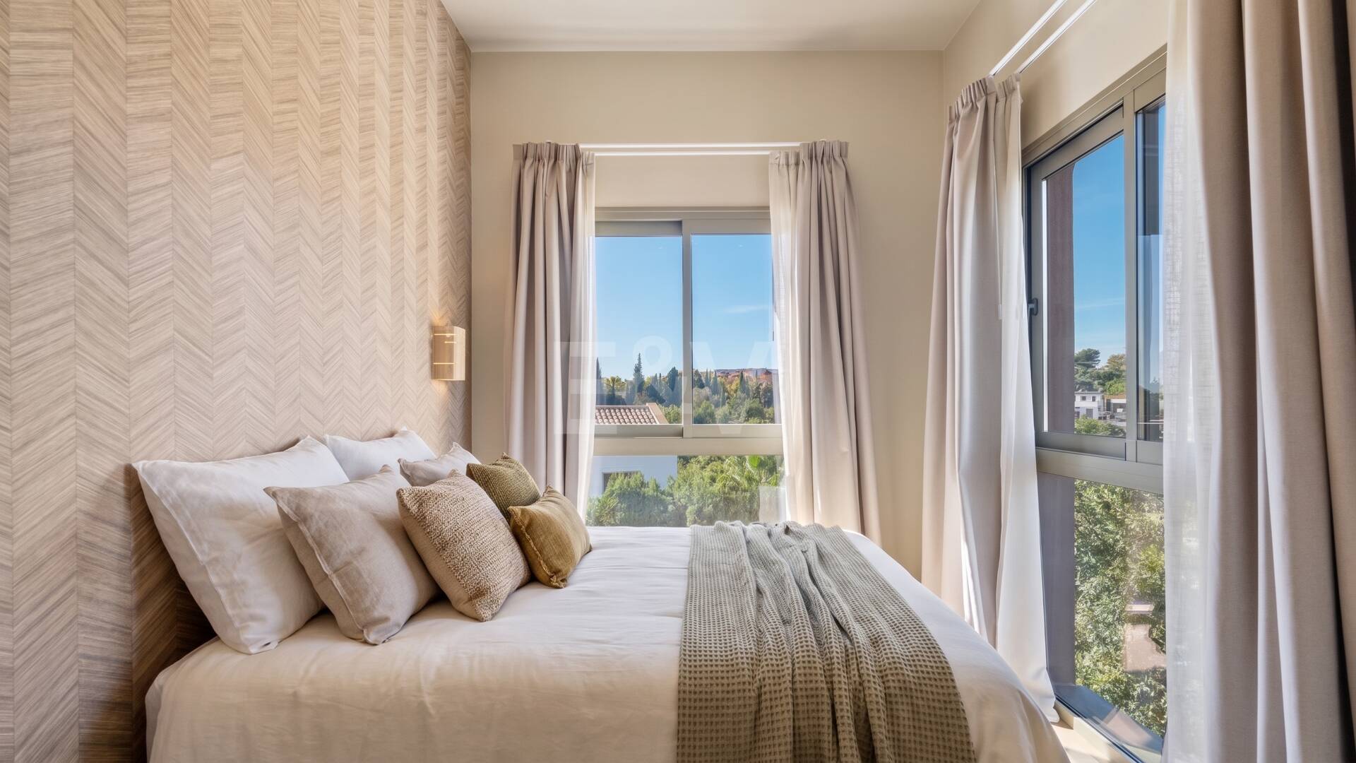 Preciosa villa de auténtico estilo ibicenco en Elviria, al este de Marbella