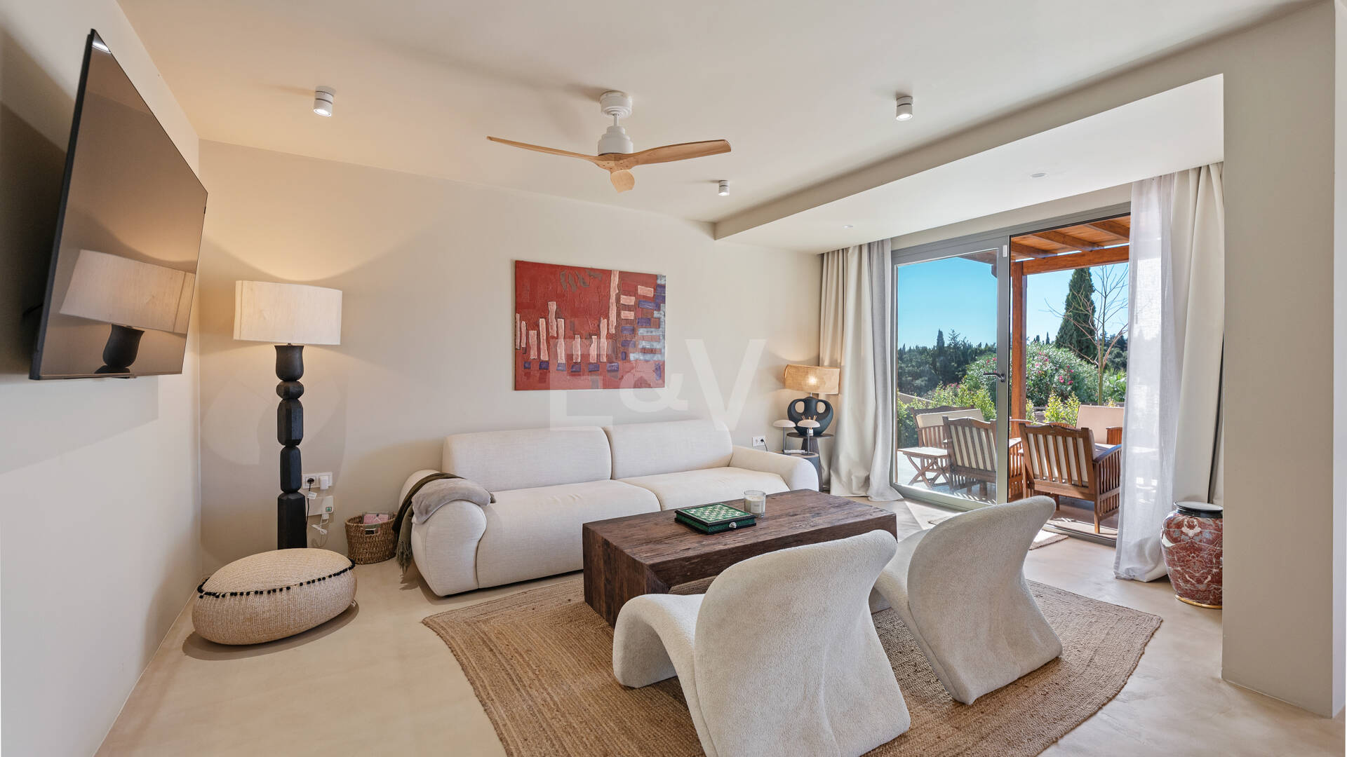 Preciosa villa de auténtico estilo ibicenco en Elviria, al este de Marbella
