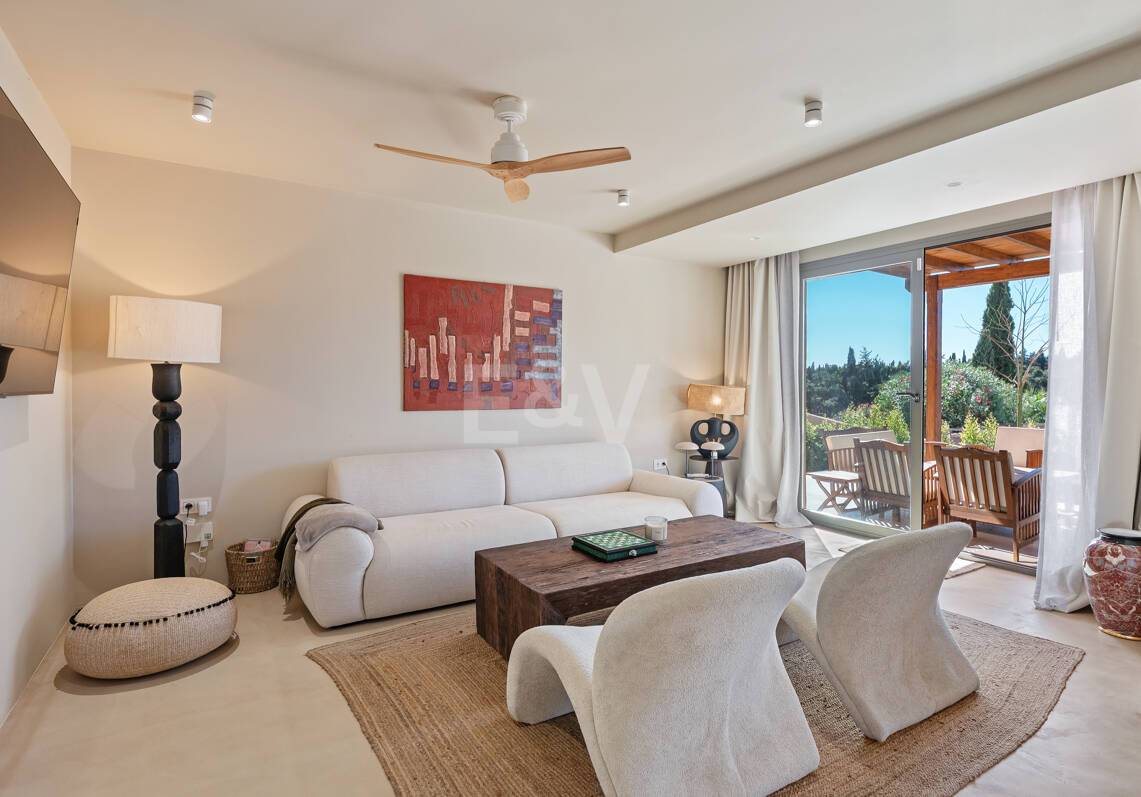 Preciosa villa de auténtico estilo ibicenco en Elviria, al este de Marbella