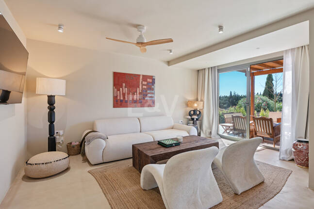 Preciosa villa de auténtico estilo ibicenco en Elviria, al este de Marbella
