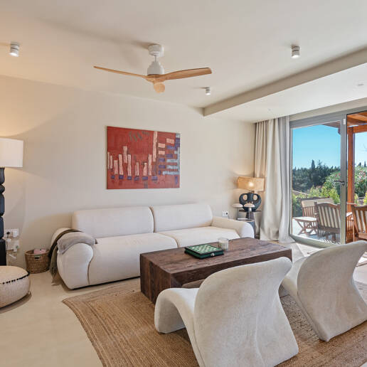 Preciosa villa de auténtico estilo ibicenco en Elviria, al este de Marbella