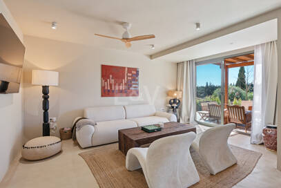 Preciosa villa de auténtico estilo ibicenco en Elviria, al este de Marbella