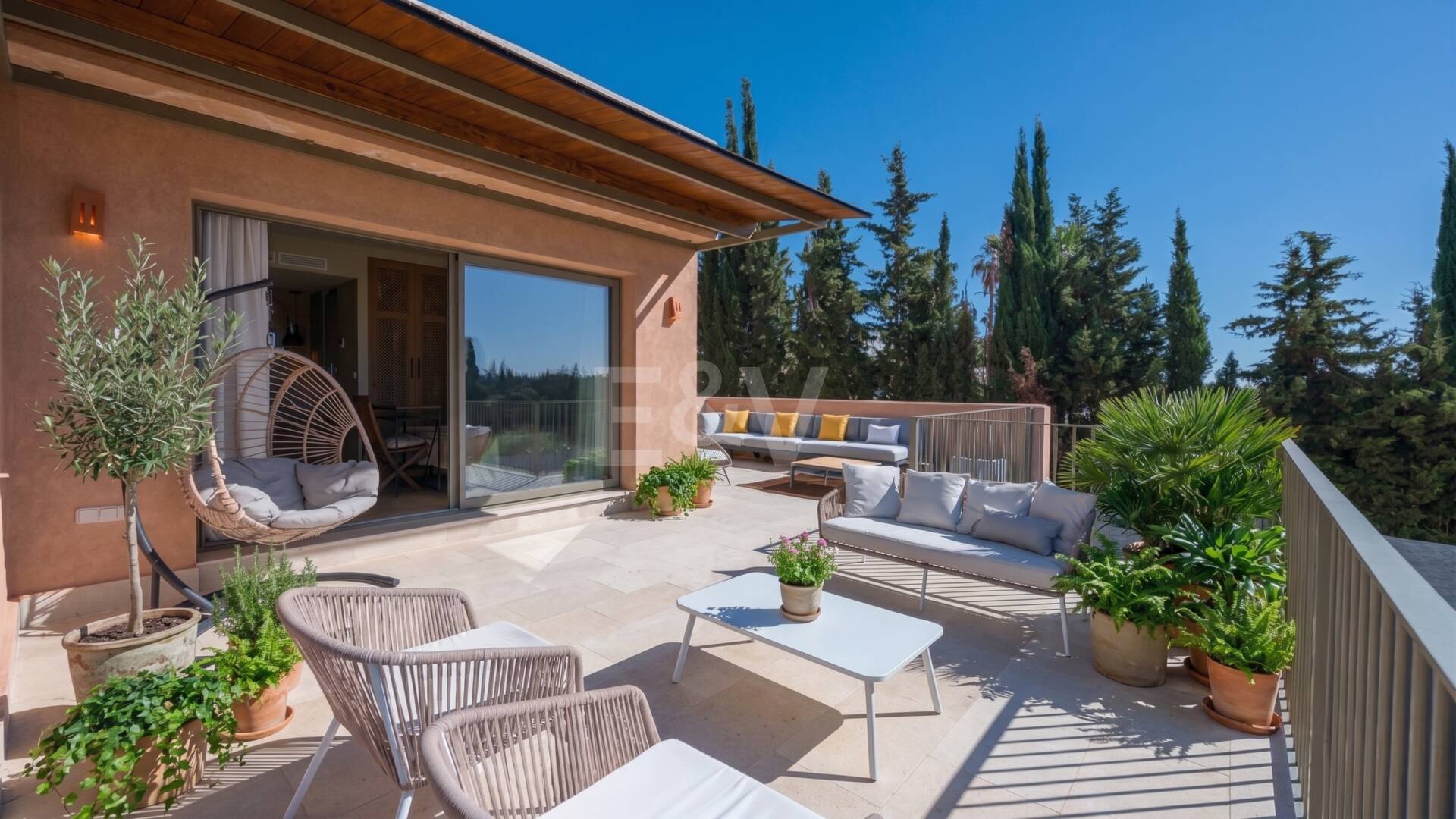 Preciosa villa de auténtico estilo ibicenco en Elviria, al este de Marbella