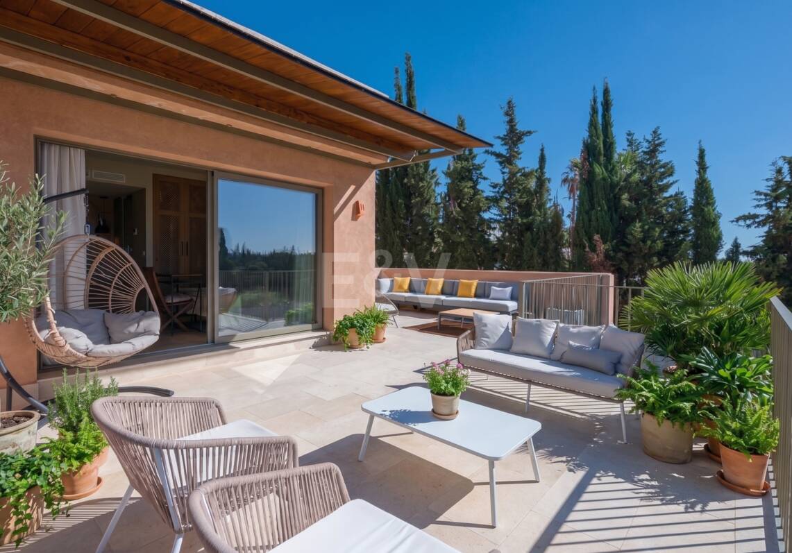 Preciosa villa de auténtico estilo ibicenco en Elviria, al este de Marbella