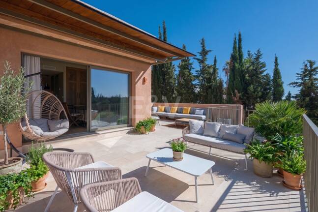 Preciosa villa de auténtico estilo ibicenco en Elviria, al este de Marbella