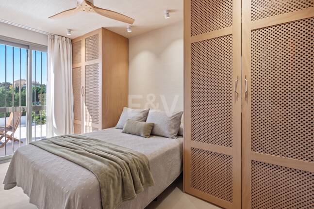 Preciosa villa de auténtico estilo ibicenco en Elviria, al este de Marbella