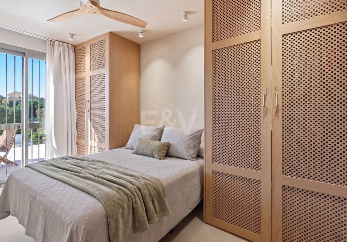 Preciosa villa de auténtico estilo ibicenco en Elviria, al este de Marbella