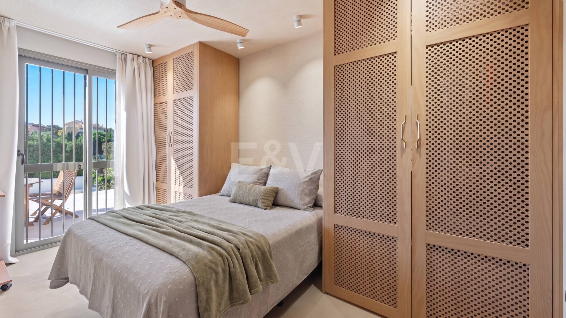 Preciosa villa de auténtico estilo ibicenco en Elviria, al este de Marbella