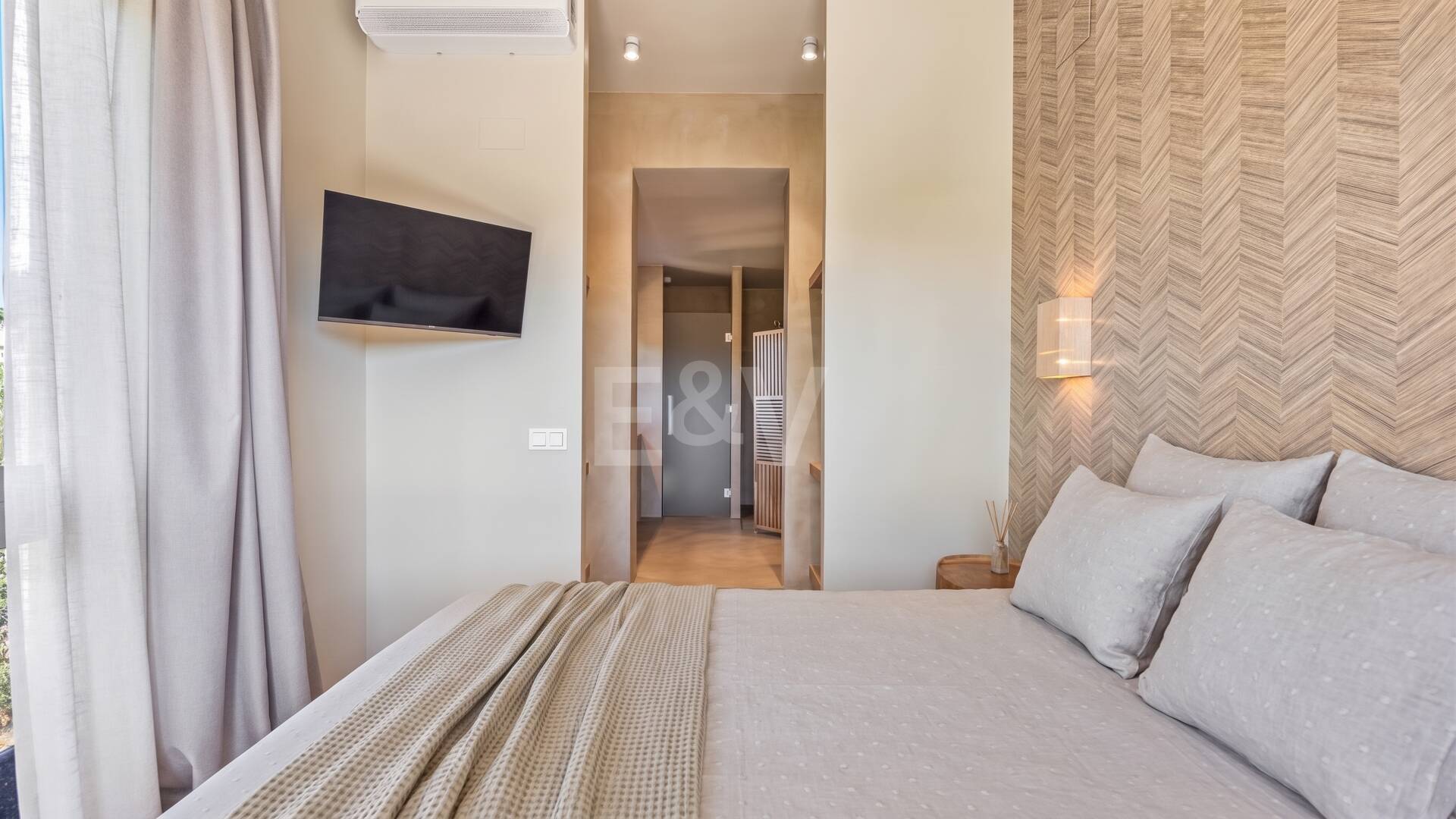 Preciosa villa de auténtico estilo ibicenco en Elviria, al este de Marbella