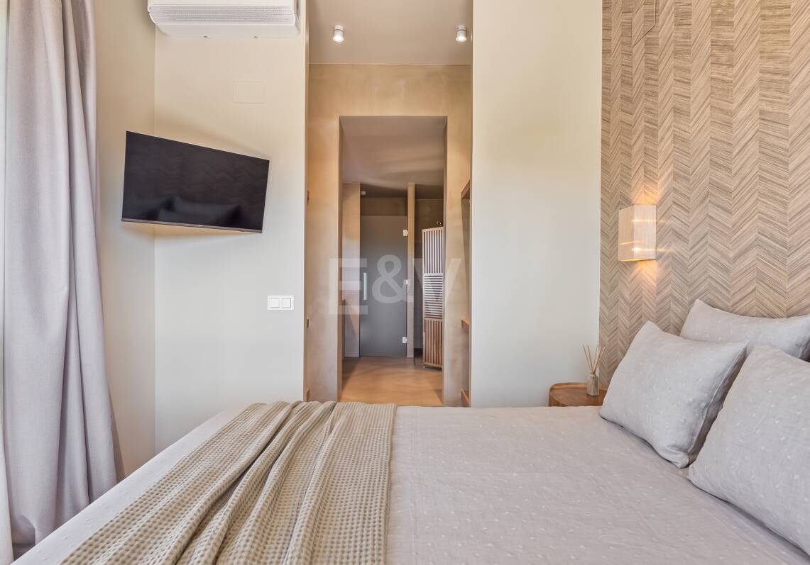 Preciosa villa de auténtico estilo ibicenco en Elviria, al este de Marbella