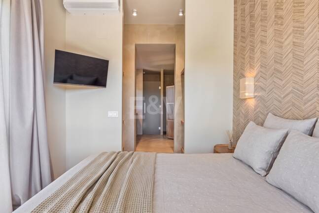 Preciosa villa de auténtico estilo ibicenco en Elviria, al este de Marbella