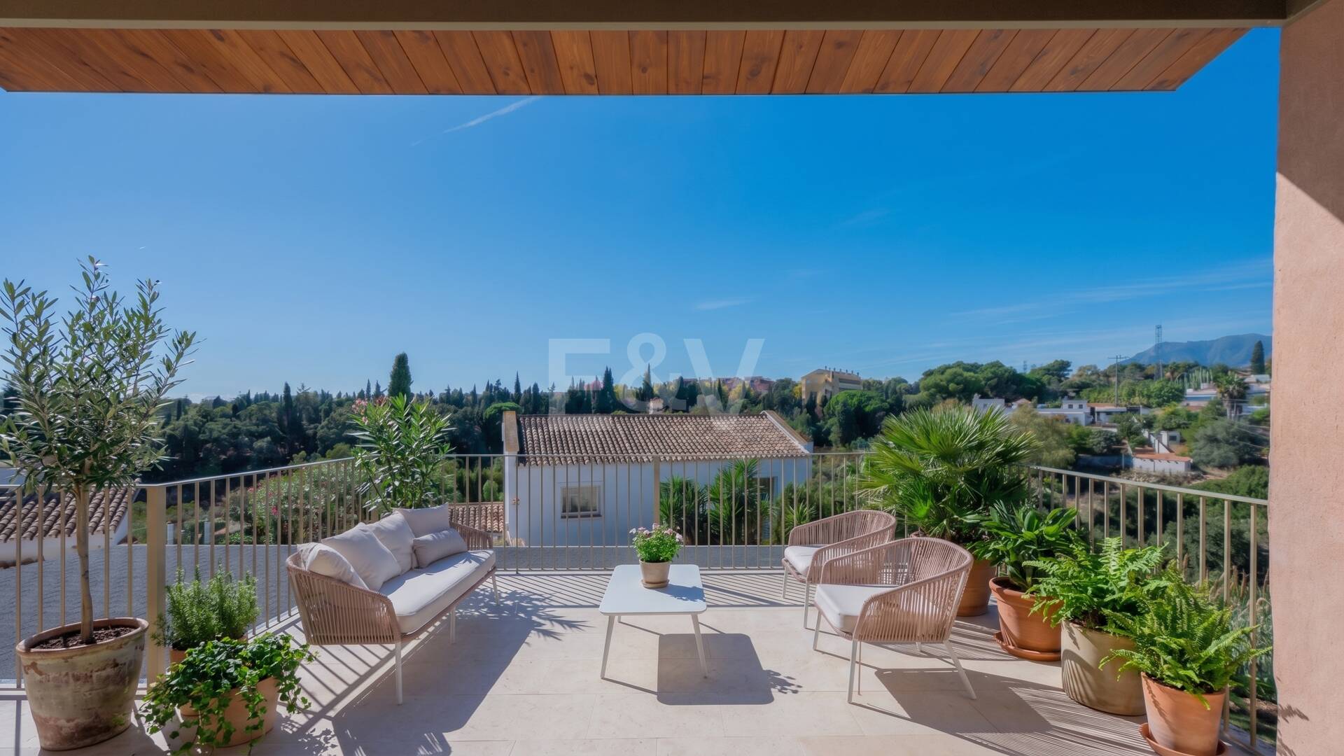 Preciosa villa de auténtico estilo ibicenco en Elviria, al este de Marbella