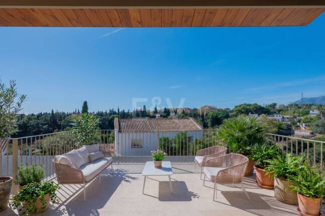 Preciosa villa de auténtico estilo ibicenco en Elviria, al este de Marbella
