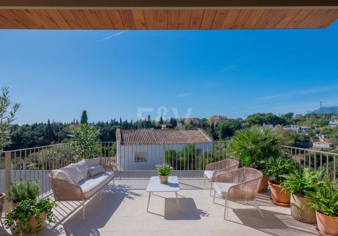 Preciosa villa de auténtico estilo ibicenco en Elviria, al este de Marbella