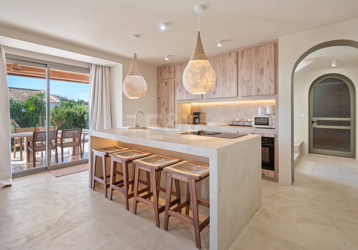 Preciosa villa de auténtico estilo ibicenco en Elviria, al este de Marbella