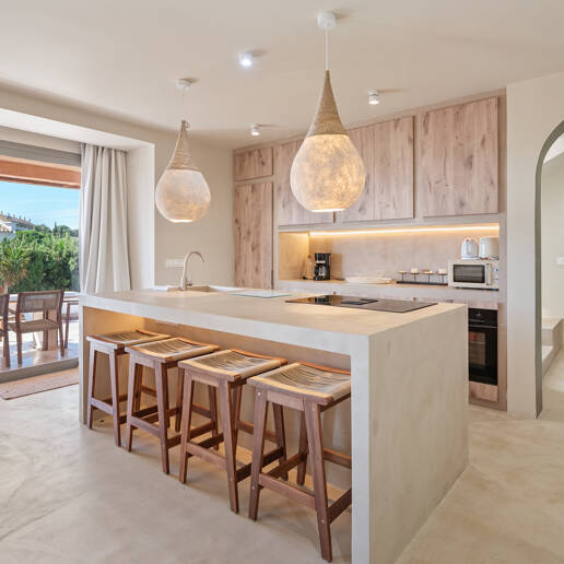 Preciosa villa de auténtico estilo ibicenco en Elviria, al este de Marbella