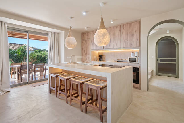 Preciosa villa de auténtico estilo ibicenco en Elviria, al este de Marbella