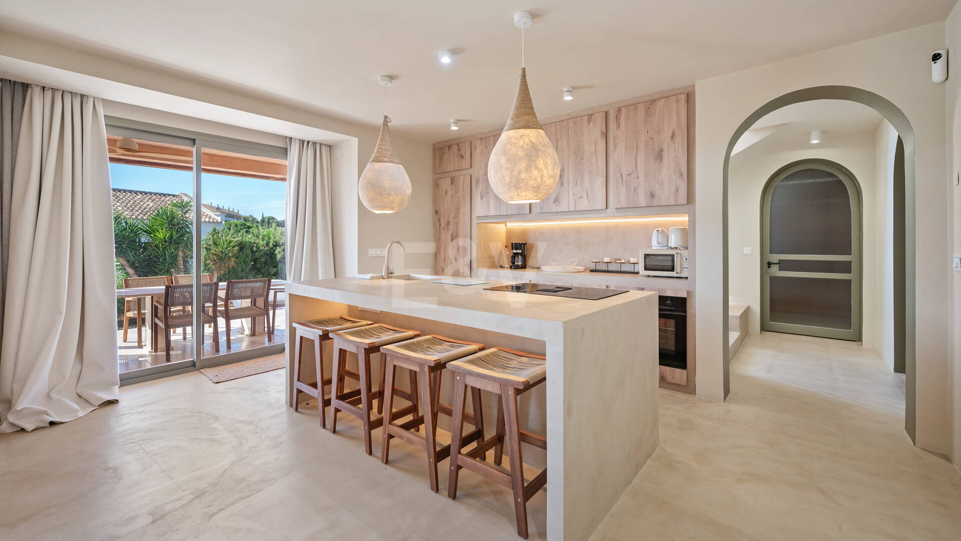 Preciosa villa de auténtico estilo ibicenco en Elviria, al este de Marbella