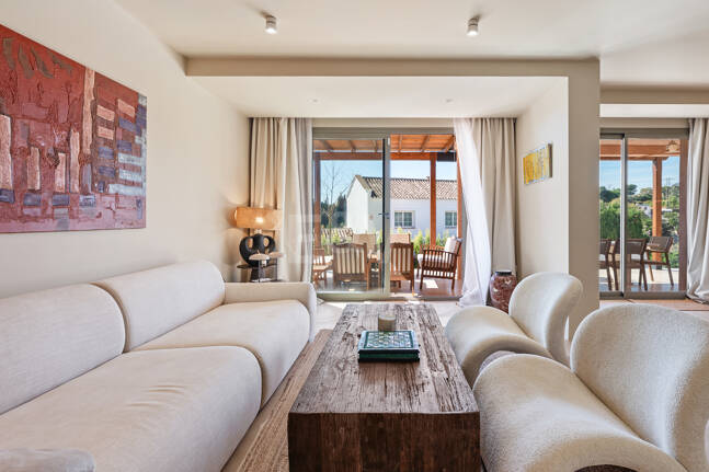 Preciosa villa de auténtico estilo ibicenco en Elviria, al este de Marbella