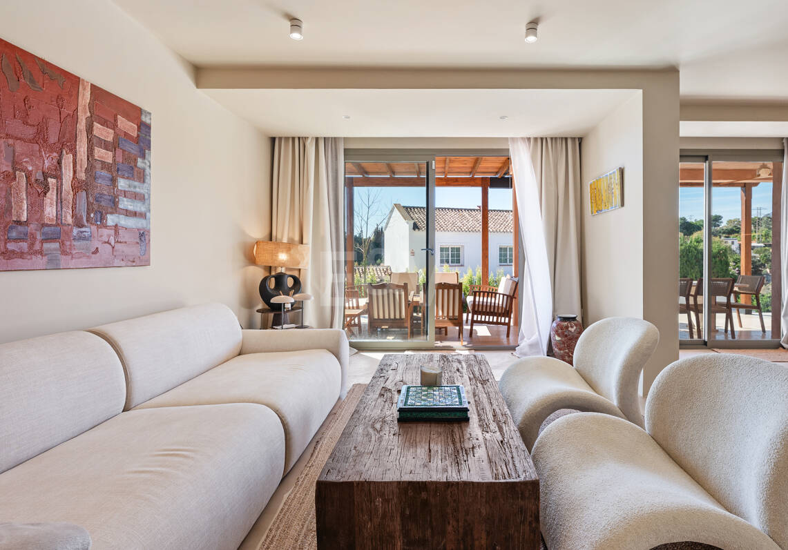 Preciosa villa de auténtico estilo ibicenco en Elviria, al este de Marbella