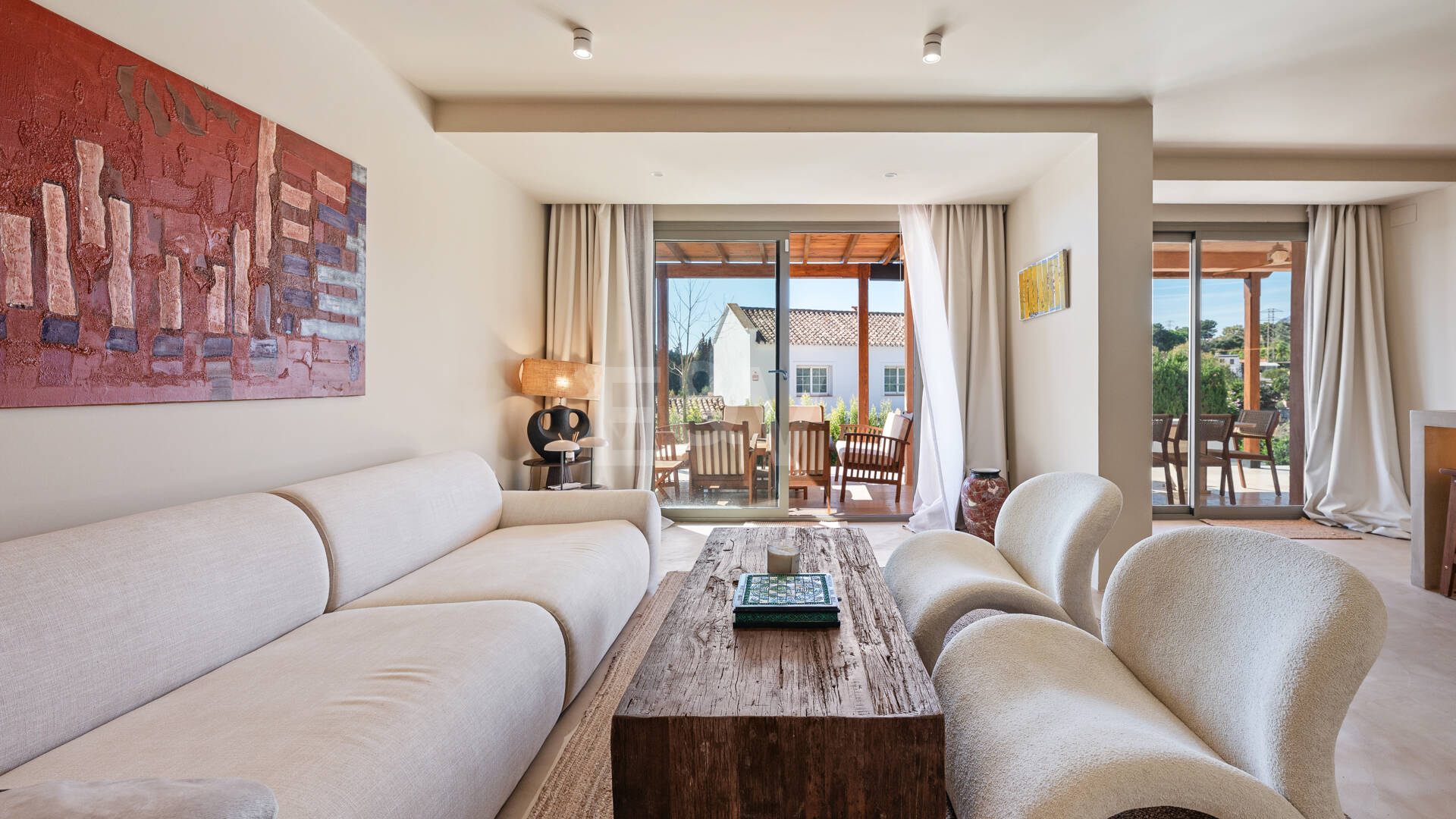 Preciosa villa de auténtico estilo ibicenco en Elviria, al este de Marbella