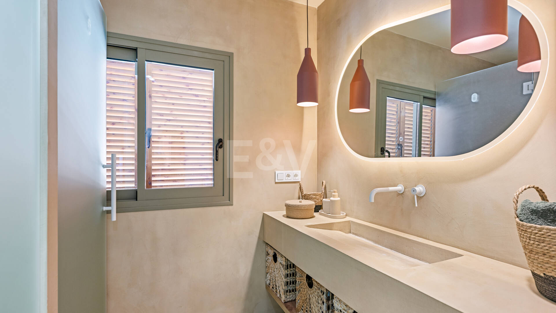 Preciosa villa de auténtico estilo ibicenco en Elviria, al este de Marbella