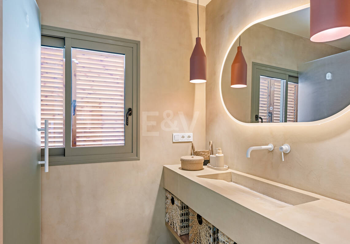 Preciosa villa de auténtico estilo ibicenco en Elviria, al este de Marbella