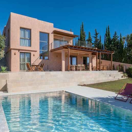 Preciosa villa de auténtico estilo ibicenco en Elviria, al este de Marbella