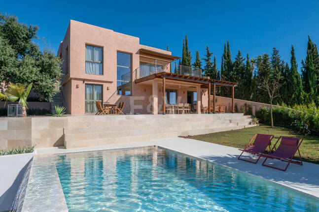 Preciosa villa de auténtico estilo ibicenco en Elviria, al este de Marbella