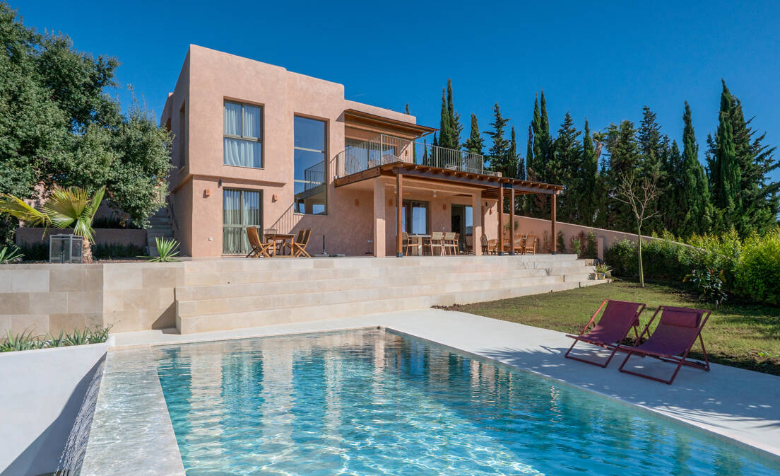 Esta moderna villa está situada en la zona residencial de Elviria, en Marbella, en una amplia parcela de 1.002 m²....