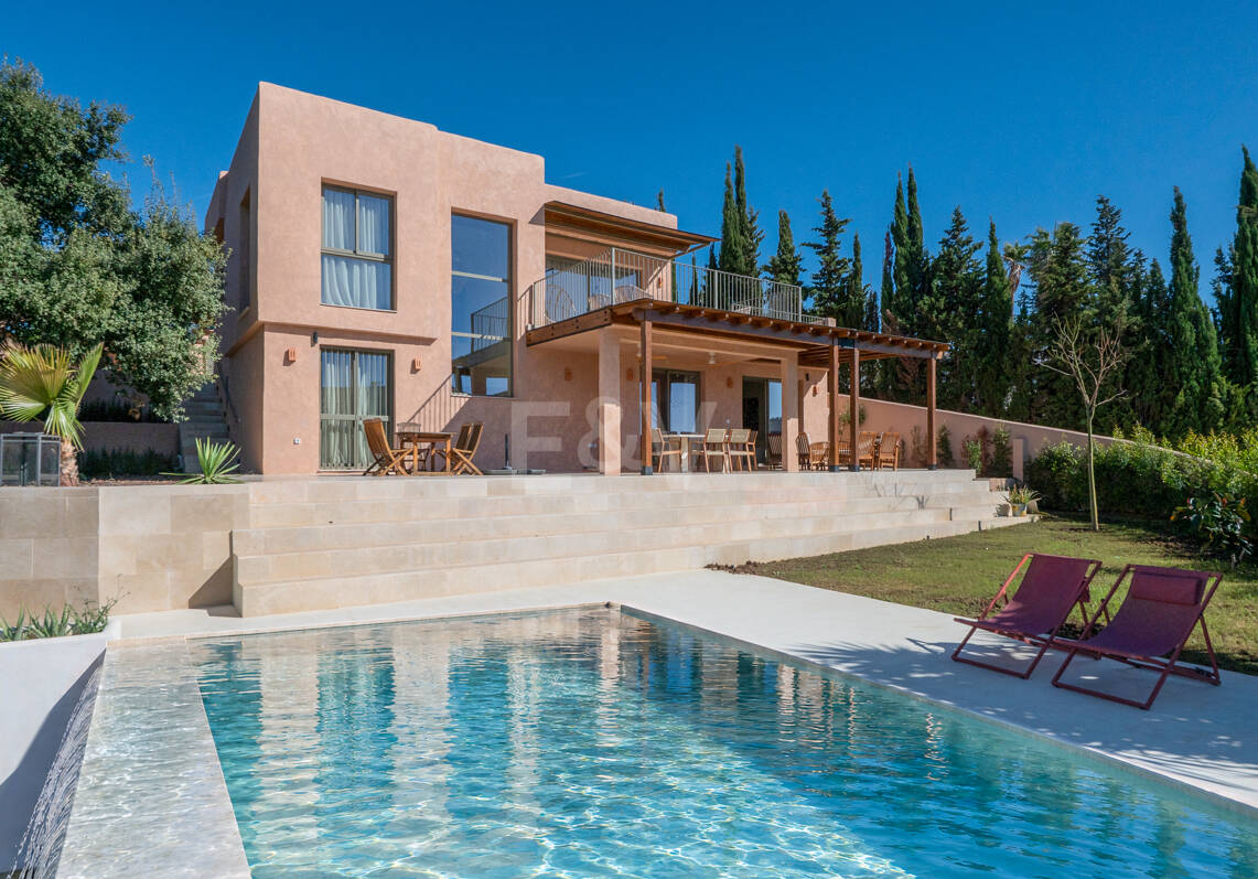 Preciosa villa de auténtico estilo ibicenco en Elviria, al este de Marbella