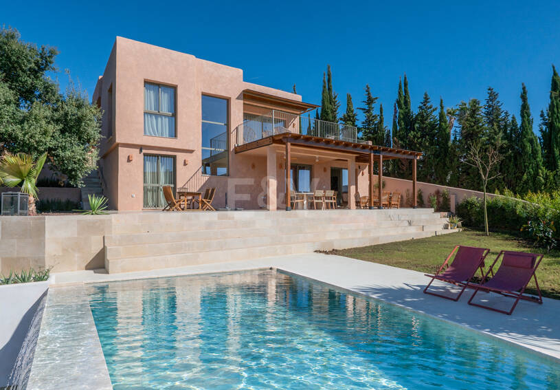 Preciosa villa de auténtico estilo ibicenco en Elviria, al este de Marbella