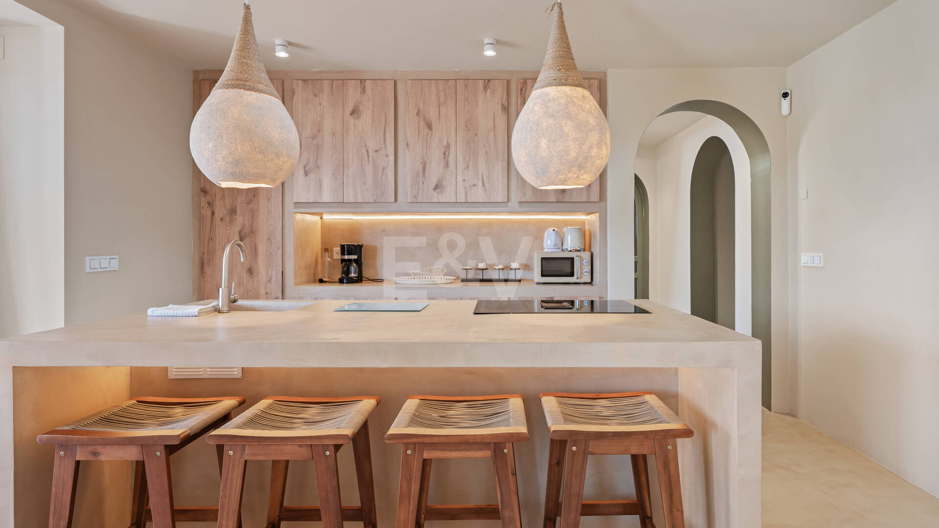 Preciosa villa de auténtico estilo ibicenco en Elviria, al este de Marbella