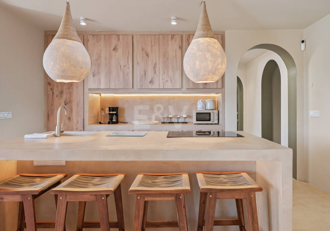 Preciosa villa de auténtico estilo ibicenco en Elviria, al este de Marbella