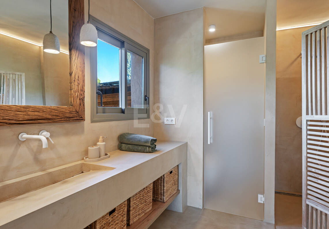 Preciosa villa de auténtico estilo ibicenco en Elviria, al este de Marbella