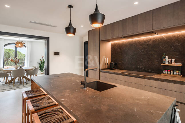 Exquisit modernisierte Luxusvilla mit Meerblick