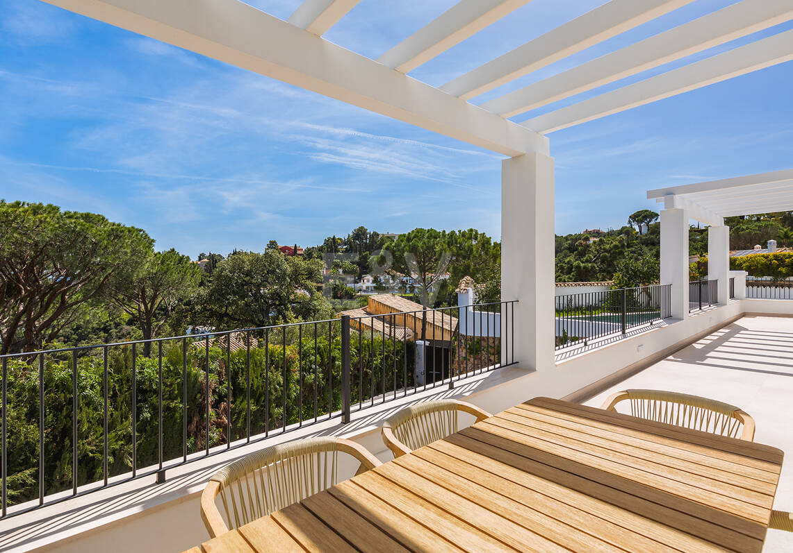 Exquisitely modernized Luxury Villa with Sea Views in El Madroñal