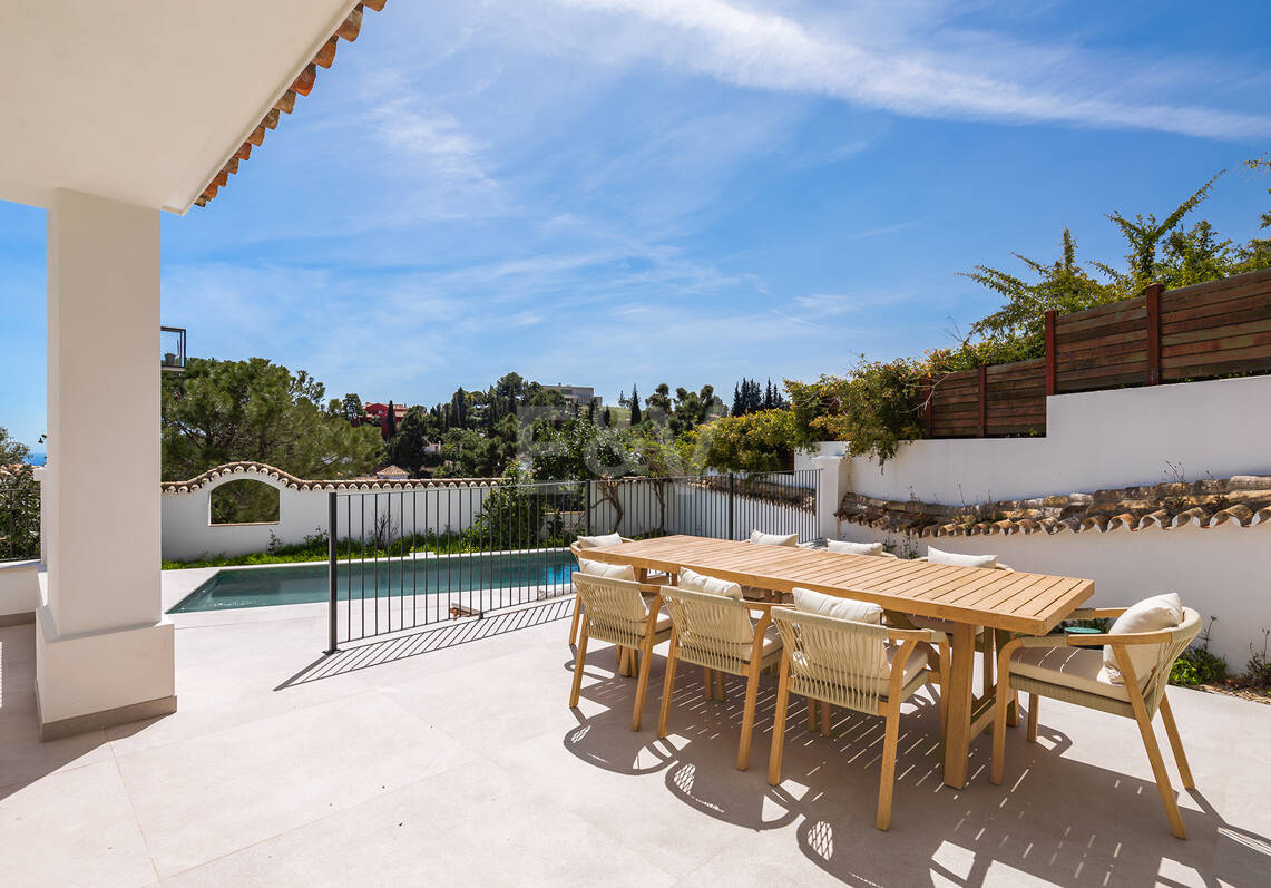 Exquisitely modernized Luxury Villa with Sea Views in El Madroñal